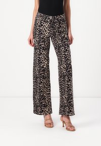 Leopardmønster vide bukser med en glat overflade, høj talje og knapdetaljer. Kombineret med beige sandaletter med stropper.