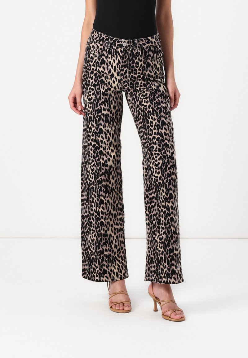 Leopardmønster vide bukser med en glat overflade, høj talje og knapdetaljer. Kombineret med beige sandaletter med stropper.