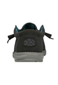 Szare buty wsuwane z teksturowanej tkaniny, z podszewką w kratę i jasnoszarym gumowym spodem. Logo "HEY DUDE" z tyłu.