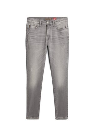Graue Denim-Jeans im Slim-Fit, mit leichter Abnutzung, klassischem Fünf-Taschen-Design und einem roten Markenpatch am hinteren Bund.