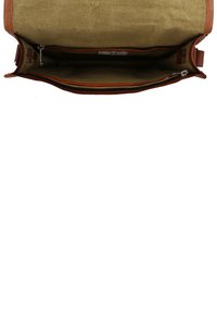 Bolso de hombro marrón de cuero y lienzo vacío abierto para mostrar el interior con bolsillo interior con cremallera y forro de tela.