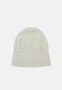 Beanie lavorata a maglia di colore grigio chiaro con righe verticali e risvolto. Presenta un motivo a treccia che corre lungo la parte superiore. Texture morbida.