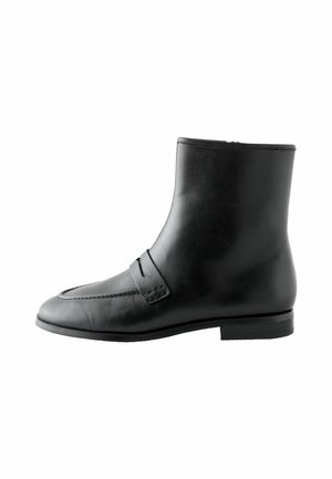 Klassikalised poolsaapad - black leather