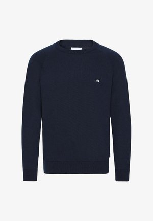 Marineblauwe gebreide trui, ronde hals, lange raglanmouwen, ribgebreide manchetten en zoom, klein wit logo op de borst. Normale pasvorm.