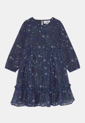 Marineblauwe jurk met lange mouwen, voorzien van zilverkleurige sterren- en sterrenbeeldpatronen, een gerimpelde zoom en een gedetailleerde taille met plooitjes.
