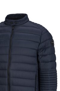 Veste matelassée bleu marine avec col montant, fermeture éclair noire à l'avant, boutons-pression sur le col et logo de la marque sur la manche supérieure.