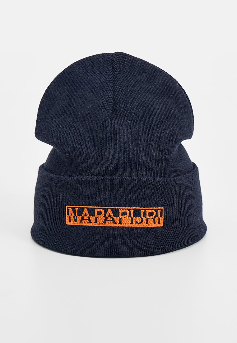 Marineblaue gestrickte Mütze mit einem orangefarbenen aufgestickten Logo auf einem rechteckigen Patch. Entworfen mit einem umgeschlagenen Bündchen und gerippter Textur.