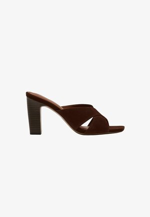 Sandale femme marron en daim à enfiler avec ouverture à l’avant et talon carré, avec larges brides croisées.