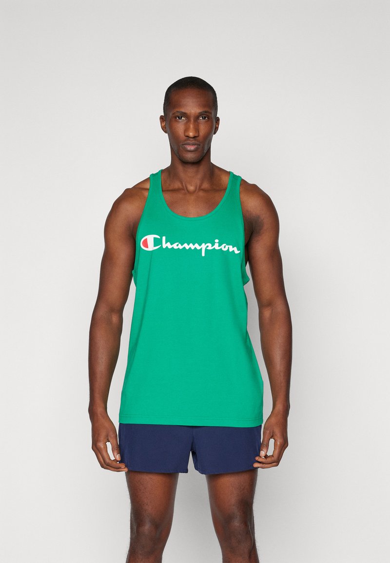 Grøn bomulds tanktop med rund halsudskæring og brede skulderstropper, prydet med et hvidt "Champion" logo over brystet.