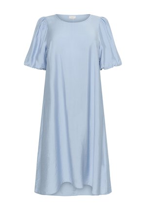 Gaiši zilā kleita, izgatavota no gludas auduma, ar noapaļotu kakla izgriezumu un īsām pūkainām piedurknēm, ar A formas siluetu un izliekto apakšmalu.