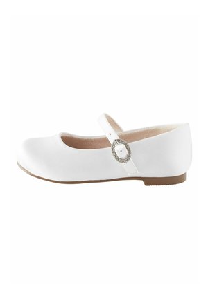 Chaussure Mary Jane blanche avec un petit talon, une bride unique et une boucle argentée décorative sur le côté.