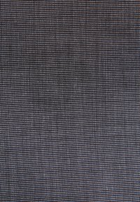 Tessuto con motivo a griglia testurizzata di colore blu scuro, caratterizzato da piccoli punti bianchi distribuiti uniformemente, creando un sottile contrasto.