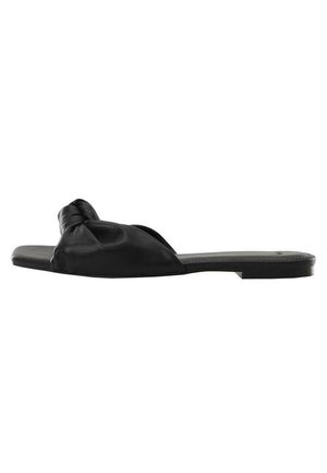 Sort flad slidesandal med snoet bred rem og firkantet tå, vist fra siden på hvid baggrund.