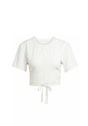 Camiseta blanca corta de tejido suave, con mangas cortas, cuello redondo y un cordón en el dobladillo.