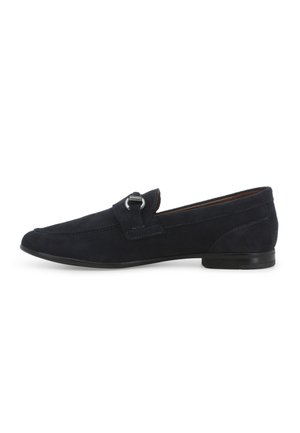 Mocassini in suede blu navy con un design cucito, un accent metallico rettangolare sulla fascia e una suola piatta in gomma.