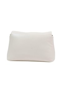 Bolso de mano de cuero blanco con textura suave, forma ligeramente redondeada y diseño minimalista. Cierre de cremallera en la parte superior.