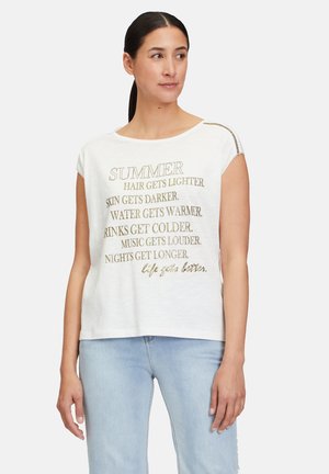 T-shirt blanc à manches courtes avec du texte doré comportant des phrases liées à l'été. Tissu doux, coupe décontractée et accents métalliques discrets sur les épaules.