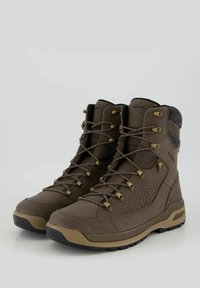 Bruine waterdichte wandelschoenen met een gestructureerde bovenkant, netaccenten en metalen hardware. Voorzien van een gewatteerde zool en stevige veters.