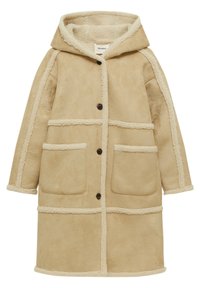 Beige frakke med hætte, shearling-foring og knaplukning. Har fire lommer og kontrasterende struktureret trim langs sømmene.