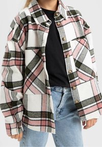 ternet skjorte i hvid, pink og grøn; knaplukning foran med to brystlommer; lavet af blødt, tekstureret materiale; løs pasform.