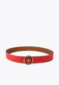 Röd läderbälte med en guldfärgad, cirkulär spänne som har en intrikat hjärndesign. Kontrasterande brun innersida och vita sömdetaljer.
