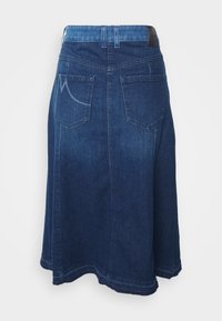 Tmavá džínová sukně s rozšířeným lemem, délka po kolena, se dvěma zadními kapsami a kontrastním modrým pasem. Hladká textura, ležérní design.