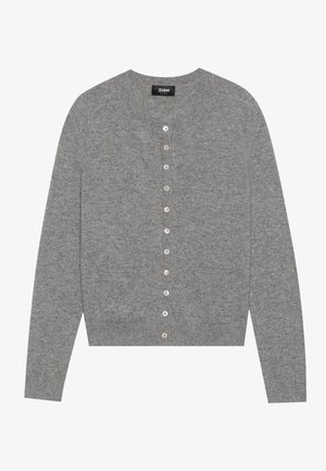 Grå strikket cardigan med rund hals, lange ermer og knappestolpe med seks lyse knapper. Myk tekstur, uten mønstre.