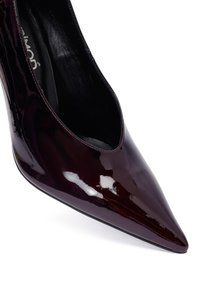 Chaussure à talon haut pour femme en cuir verni bordeaux foncé, à bout pointu et doublure intérieure noire.