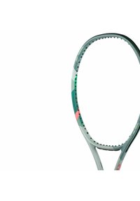 Tennisracket met een groen en wit frame met geometrische patronen en roze accenten. De snaren zijn bevestigd met kleine zwarte grommets.
