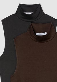 Due maglie senza maniche a collo alto, una nera e una marrone scuro. Tessuto liscio, design aderente, con etichette contrassegnate con "S" per la taglia.