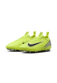 Botas de fútbol amarillas brillantes con un diseño elegante, que presentan un logo Swoosh negro, una superficie texturizada y tapones moldeados para mayor agarre.