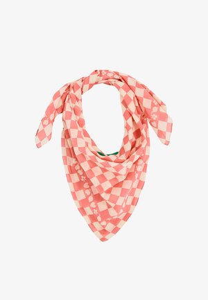 Écharpe à carreaux roses et crème avec motifs de pommes et d'empreintes de pattes, pliée en forme de triangle lâche avec des extrémités nouées.