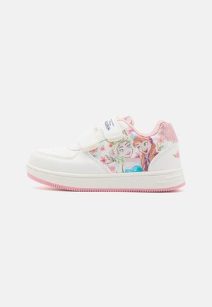 Weißer Sneaker mit pinkfarbenen Akzenten. Verfügt über einen doppelten Riemenverschluss und bunte Grafiken von Frozen-Charakteren an der Seite mit floralen Details.