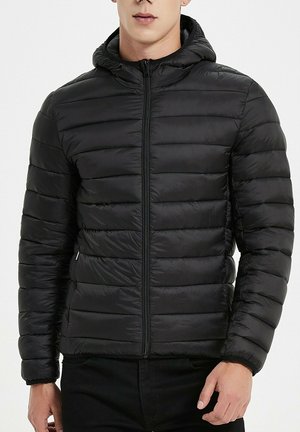 Doudoune noire avec fermeture éclair et capuche. Design matelassé, avec des rayures horizontales et une texture lisse et brillante.