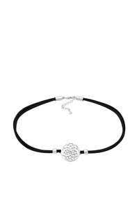 Sort choker-halskæde med en rund sølvvedhæng, der har et detaljeret blomstermotiv, suppleret med sølvhardware og en justerbar kæde.