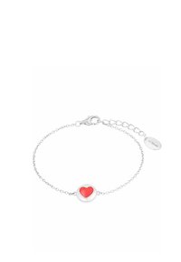 Pulsera de plata con un charm redondo que presenta un corazón rojo en relieve. Diseño de eslabones con un cierre de langosta y longitud ajustable.