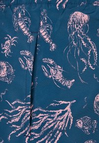 Bañadores de tela azul oscura con un estampado de vida marina en color rosa, que incluye langostas, medusas y algas; textura suave, cinturilla elástica.