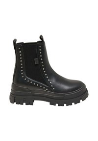 Botines negros con parte superior de cuero suave, paneles laterales elásticos, tachuelas plateadas en la costura y suela de goma gruesa.