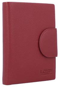 Portafoglio in pelle rossa con texture, chiusura a patta. Presenta un logo impressa sul davanti e un delicato motivo a grana. Forma rettangolare compatta.