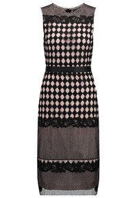 Czarna koronkowa sukienka z diamentowym wzorem, bez rękawów, dopasowana w talii z czarnym paskiem. Przezroczyste sekcje dodają tekstury i detalu.
