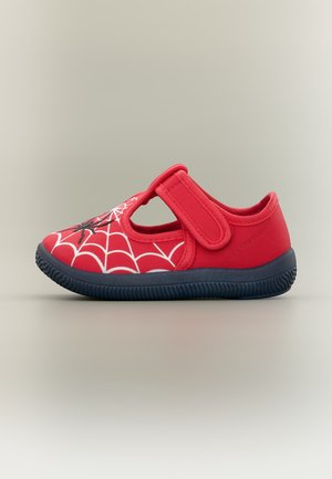 Chaussure pour enfant rouge avec motif toile et personnage Spider-Man, semelle noire et fermeture Velcro, posée sur un fond uni.