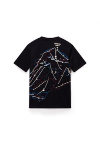 Sort T-shirt med et farverigt topografisk korttryk på ryggen, med mærkede stier og et logo der læser "NAPAPIJRI 3244 m."