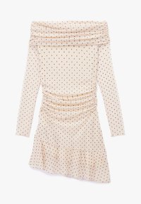 Vestido off-the-shoulder en beige claro con pequeños lunares marrones, que presenta una textura arrugada y un dobladillo con volantes. Incluye mangas largas.