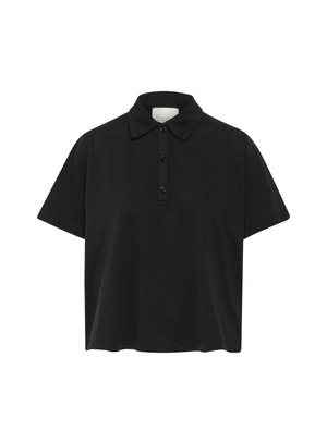 Čierna polo košeľa vyrobená z jemného materiálu, s golierom, krátkymi rukávmi a zapínaním na tri gombíky. Jednoduchý dizajn bez viditeľných vzorov.