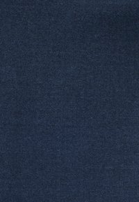 Tissu bleu foncé avec une surface lisse et légèrement texturée, de couleur uniforme, convenant pour le rembourrage ou les vêtements.