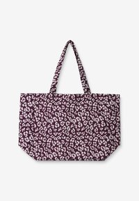 Paars stoffen draagtas met een wit luipaardprint patroon, twee handvatten en een ruime indeling met een platte bodem voor stabiliteit.