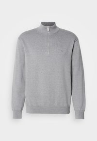 Grauer Reißverschluss-Pullover mit hohem Kragen, langen Ärmeln und gerippten Bündchen. Strickstoff mit feiner Textur und kleinem Logo auf der Brust.