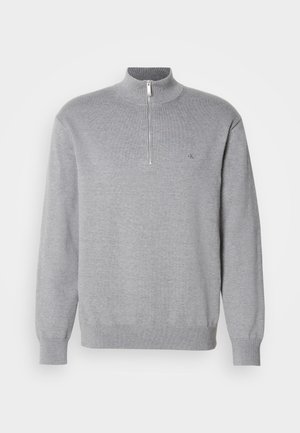 Grijze zip-up sweater met een hoge kraag, lange mouwen en geribde manchetten. Gebreide stof met een subtiele textuur en een klein logo op de borst.