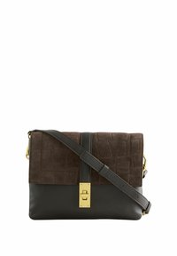 Brun læder og ruskind crossbody taske med et quiltet mønster, guld hardware lås og en aftagelig rem. Glatte og strukturerede overflader.