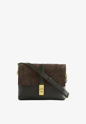 Brun læder og ruskind crossbody taske med et quiltet mønster, guld hardware lås og en aftagelig rem. Glatte og strukturerede overflader.